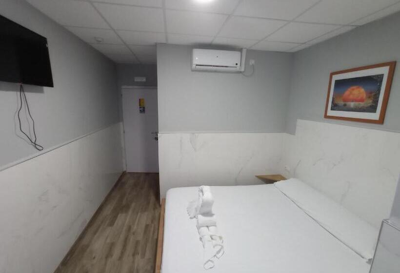 اتاق استاندارد با چشم‌انداز استخر, Hostal Avenida Andalucia   Solo Adultos