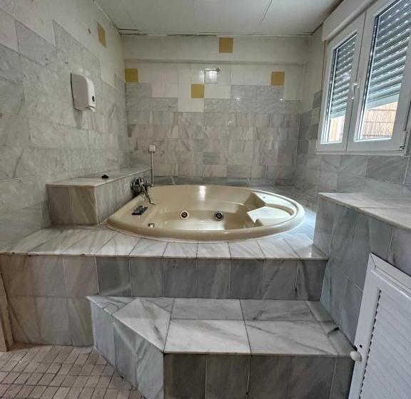 اتاق استاندارد با وان آب گرم, Hostal Avenida Andalucia   Solo Adultos