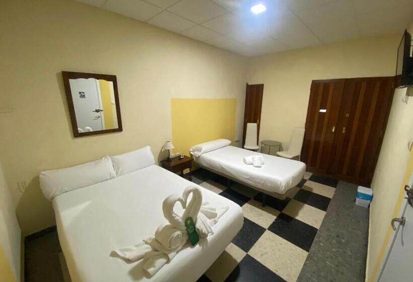 اتاق استاندارد سه تخته با سرویس بهداشتی مشترک, Hostal Avenida Andalucia   Solo Adultos