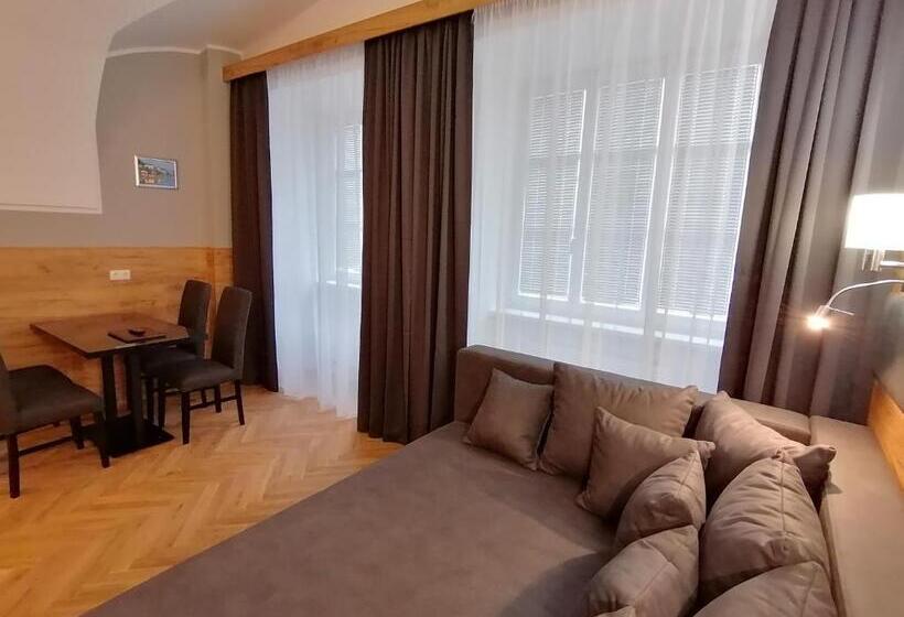 スタンダードスタジオ, Golden Star  Premium Apartments