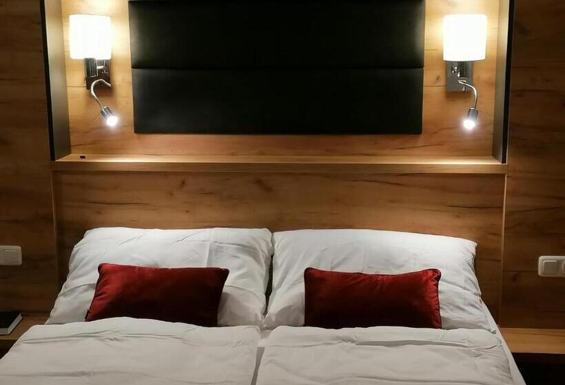 スタンダードスタジオ, Golden Star  Premium Apartments