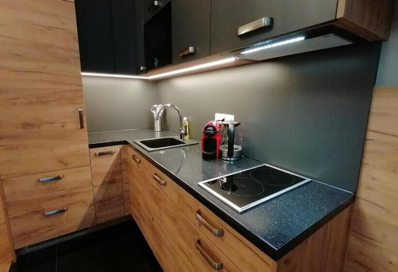 スタンダードスタジオ, Golden Star  Premium Apartments