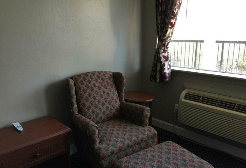 Номер Стандарт 2 Двуспальные Кровати, Red Carpet Inn & Suites   Danville
