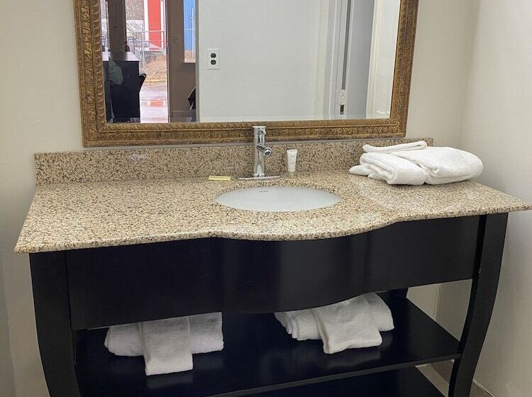 Номер Стандарт 2 Двуспальные Кровати, Red Carpet Inn & Suites   Danville