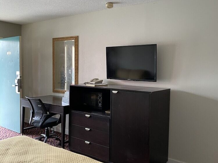 Номер Стандарт 2 Двуспальные Кровати, Red Carpet Inn & Suites   Danville