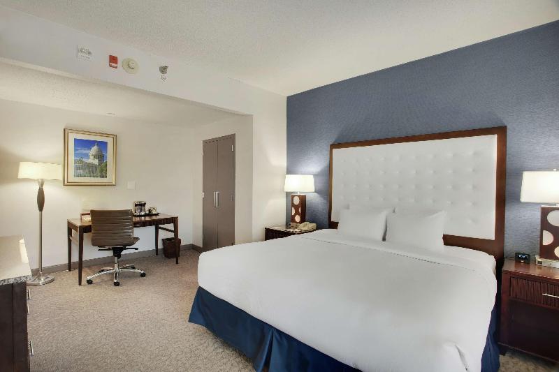 带大床的套房, Doubletree By Hilton Little Rock