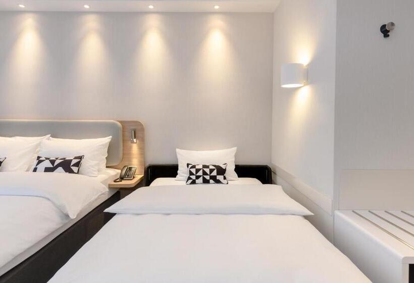 Номер Стандарт Адаптированный для Инвалидов, Holiday Inn Express Göttingen, An Ihg