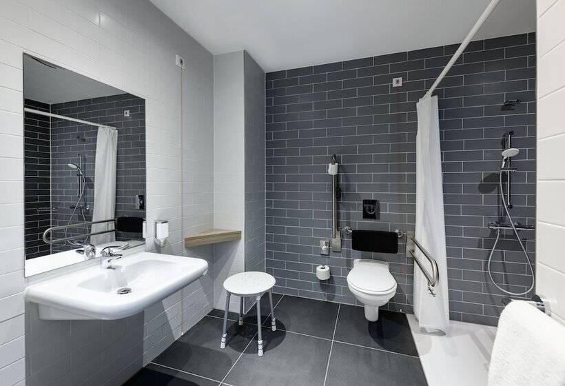 Номер Стандарт Адаптированный для Инвалидов, Holiday Inn Express Göttingen, An Ihg