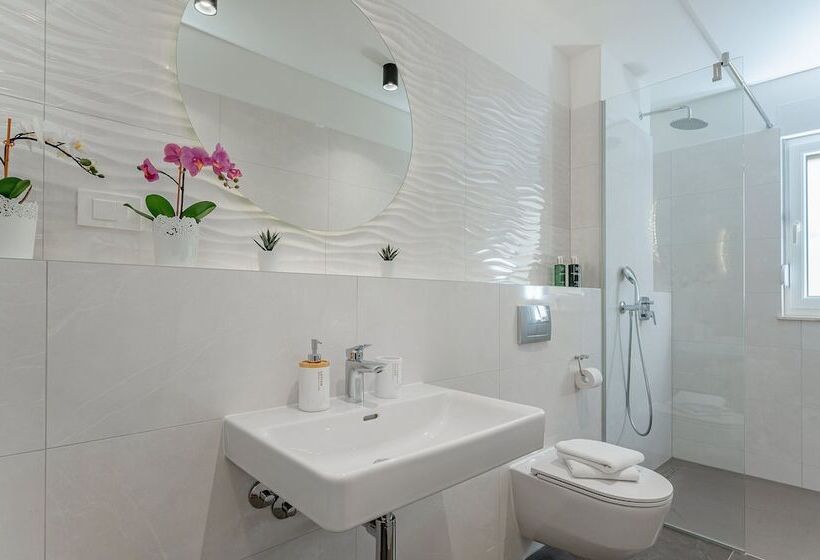 اتاق لوکس با چشم‌انداز باغ, Seven Seas Residence