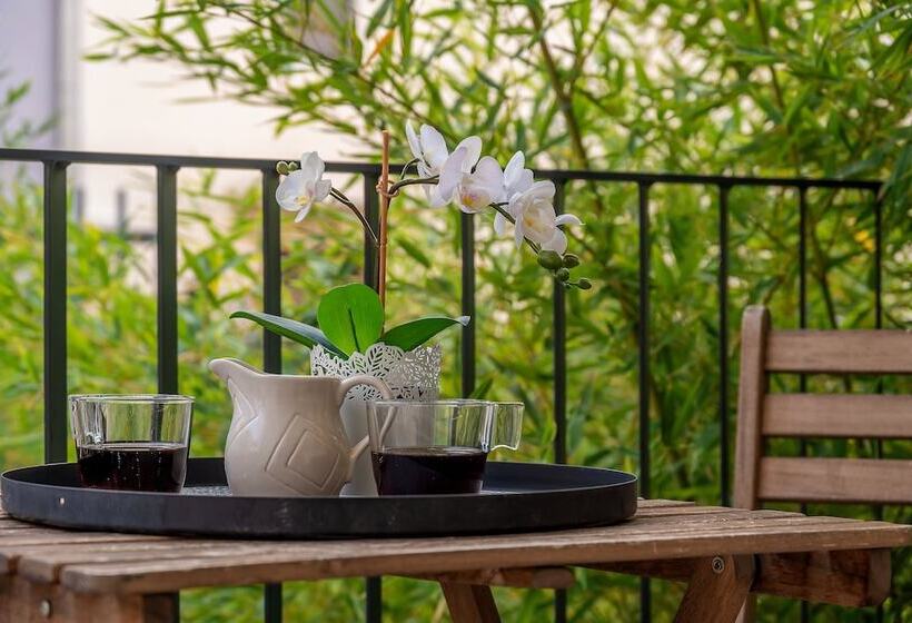اتاق لوکس با چشم‌انداز شهر, Seven Seas Residence