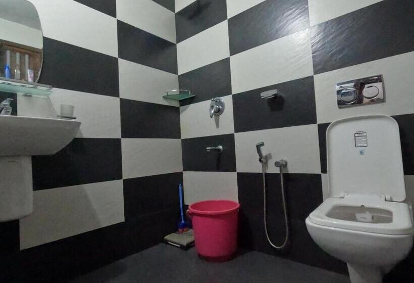 이코노미 룸, Poonthanam Homestay