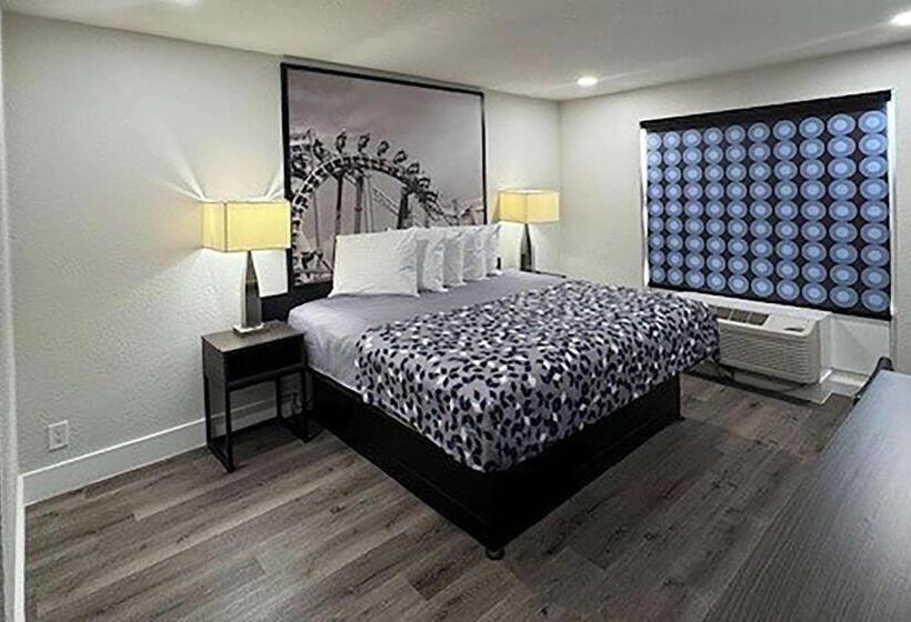 Номер Стандарт Кровать Кинг Адаптированный для Инвалидов, Super 8 By Wyndham Orlando Near Florida Mall