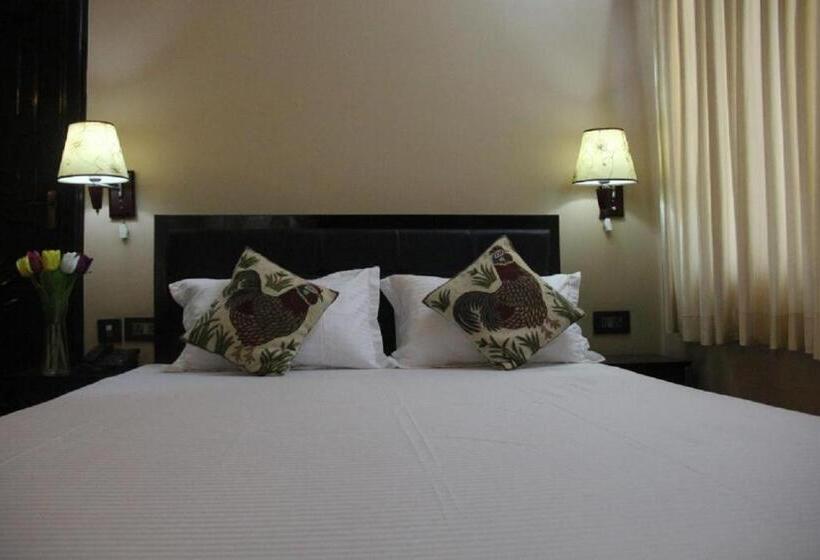 Deluxe Room Queen Bed, Rinchen