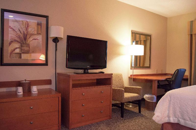 带大床的标准间, Hampton Inn Harrisonburg   University