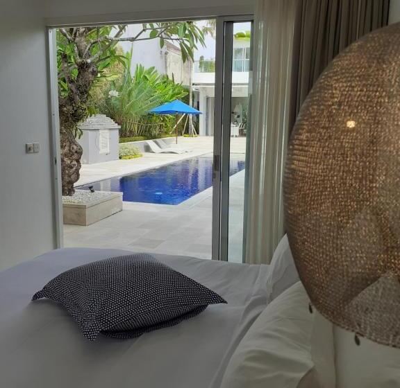 اتاق استاندارد با چشم‌انداز استخر, The Capital Hotel And Resort Seminyak