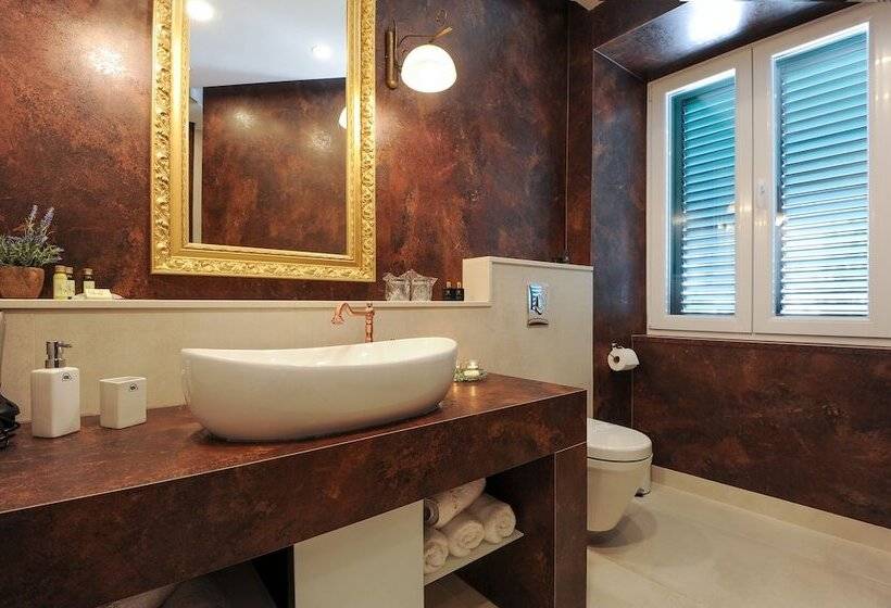 バルコニー付きデラックスルーム, Silver & Gold Luxury Rooms