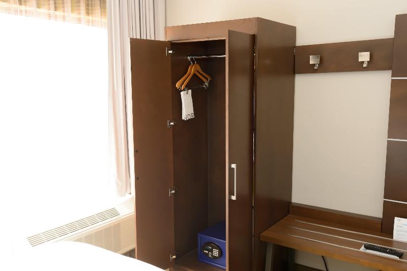 Номер Стандарт Кровать Кинг Адаптированный для Инвалидов, Holiday Inn Express Hillsborough Durham Area, An Ihg