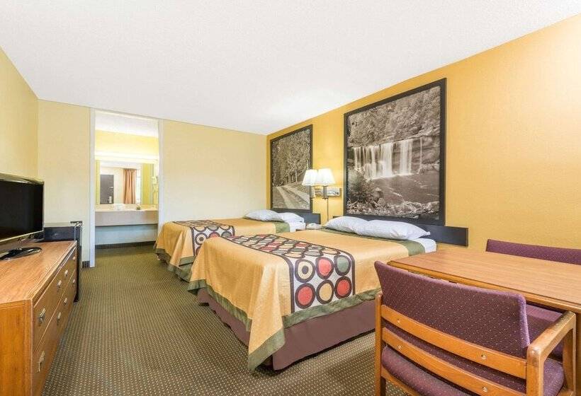 带2个双人床的标准工作室, Super 8 By Wyndham Williamsburg