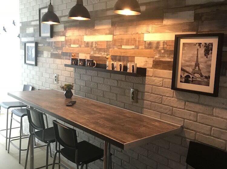 家庭间, Horoshy Hostel