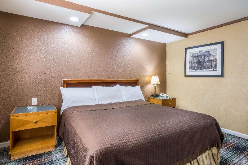 适合残疾人士使用的带超级大床的标准间, Knights Inn Trevose