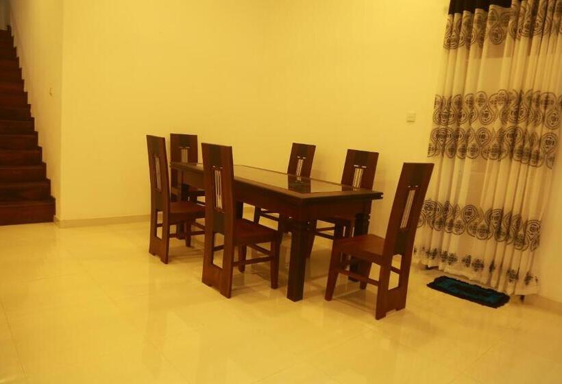 اتاق لوکس سه تخته, Mama S Palace Hiriketiya