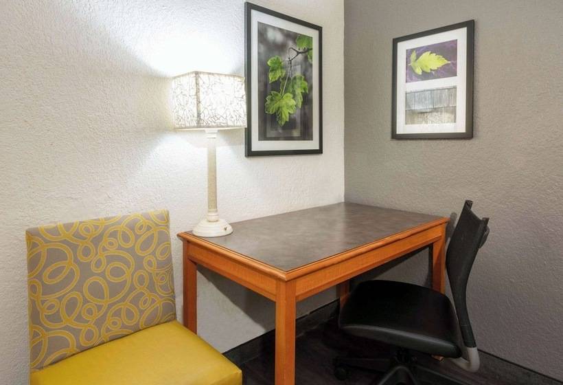 Номер Deluxe, Super 8 By Wyndham The Woodlands North