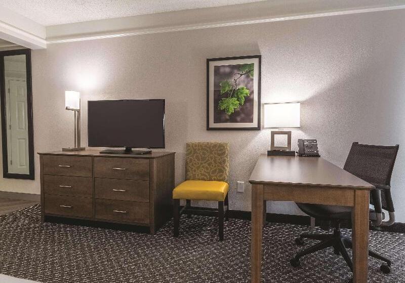キングサイズベッドのデラックスルーム, La Quinta By Wyndham Alexandria Airport