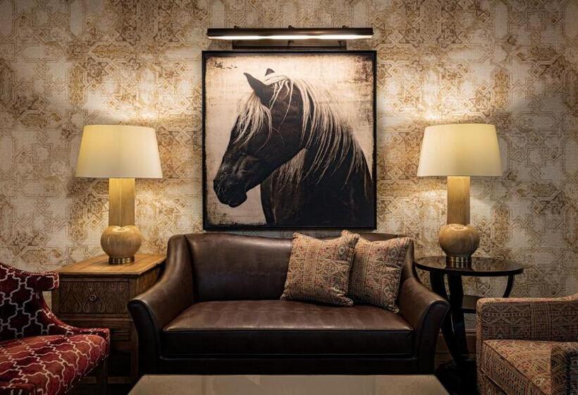 Четырехместный номер Премиум, The Brownwood Hotel & Spa
