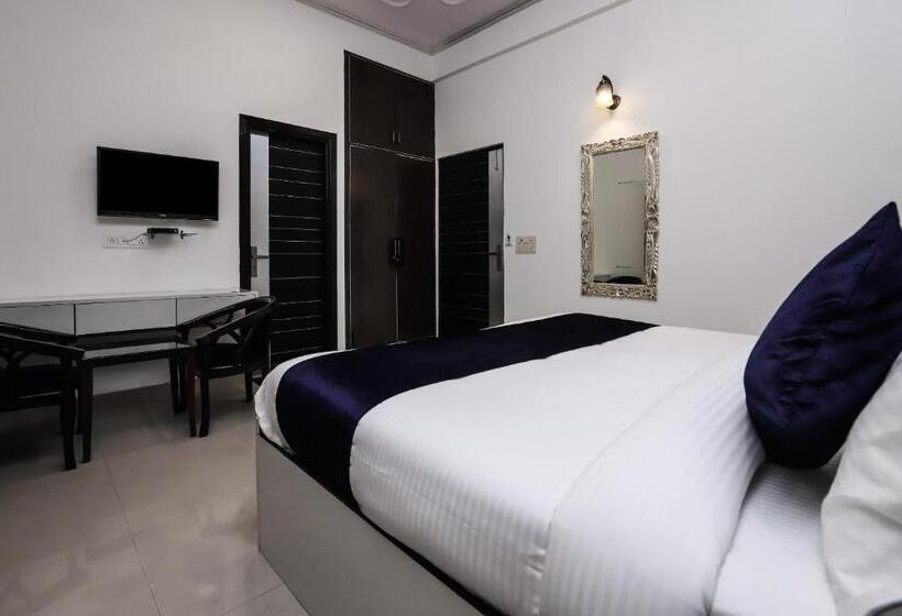 Quarto Deluxe, Vizima Palace   Near Wave City Center Metro Station