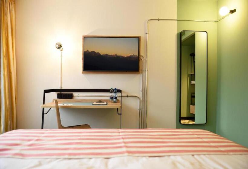 带阳台的高级房间, Nonanteneuf Appart Hôtel Sierre   Self Check In