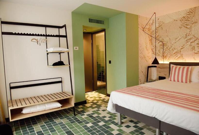 带阳台的高级房间, Nonanteneuf Appart Hôtel Sierre   Self Check In