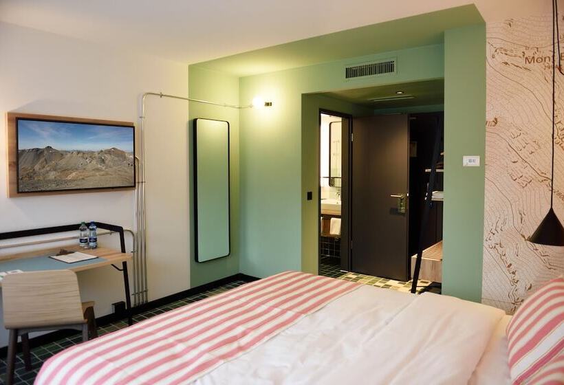 带阳台的高级房间, Nonanteneuf Appart Hôtel Sierre   Self Check In