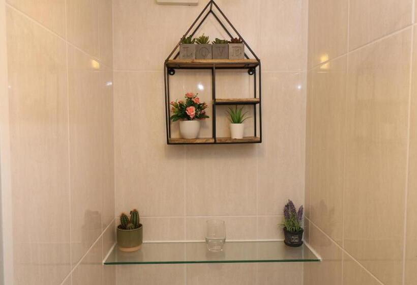اتاق استاندارد یک نفره, The Lavenders