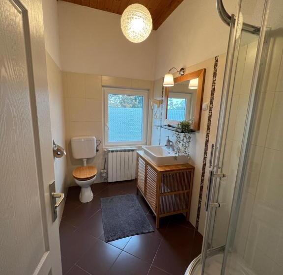 استودیوی استاندارد, Apartments And Rooms Kristina