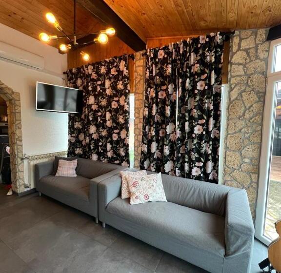اتاق راحتی, Apartments And Rooms Kristina