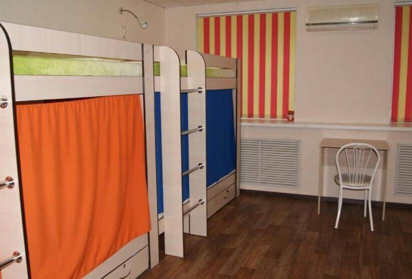 تختخواب در اتاق مشترک, Hostel Fox Hole