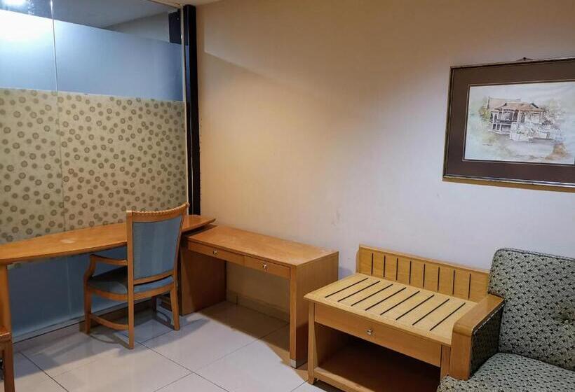 Номер Deluxe Кровать Кинг, Centre Point Tampin