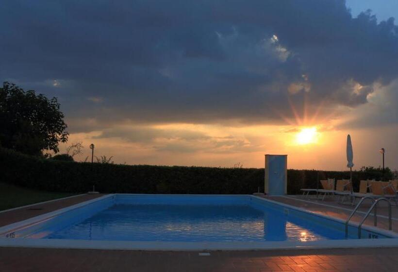 2 Bedroom Apartment With Garden, Tenuta Badia '99