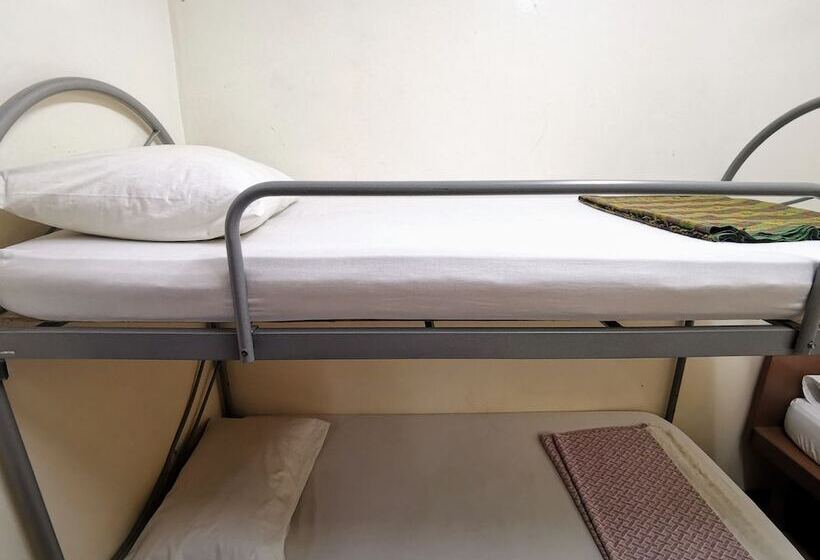 اتاق استاندارد سه تخته با سرویس بهداشتی مشترک, Meera Heritage Motel