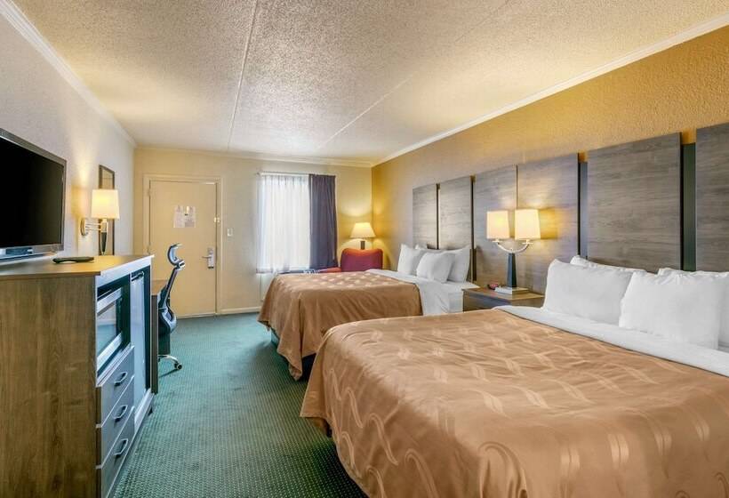带2个双人床的标准工作室, Quality Inn