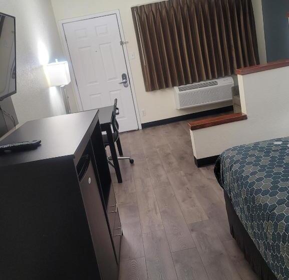 Люкс Кровать Кинг, Econo Lodge Inn & Suites Downtown San Antonio Riverwalk Area