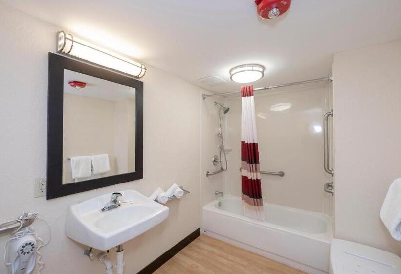 Люкс Адаптированный для Инвалидов, Red Roof Inn Plus+ & Suites Naples Downtown 5th Ave S