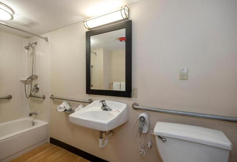 Номер Стандарт Адаптированный для Инвалидов, Red Roof Inn Plus+ & Suites Naples Downtown 5th Ave S