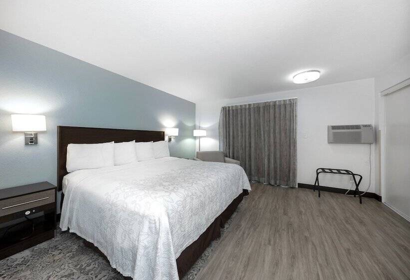 Люкс, Red Roof Inn Plus+ & Suites Naples Downtown 5th Ave S