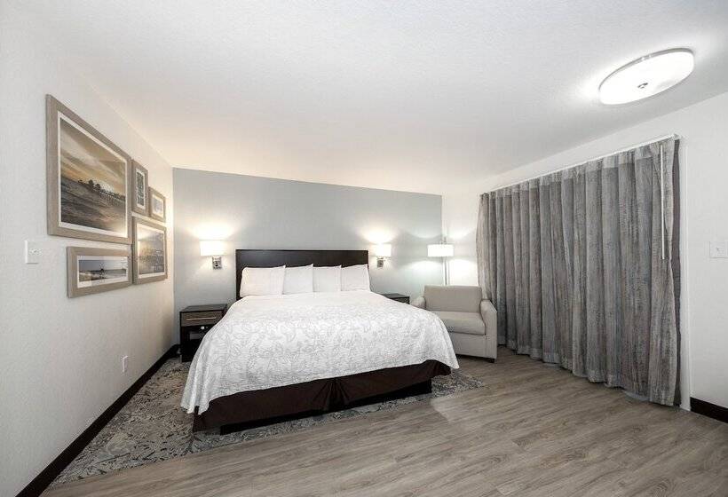 Люкс, Red Roof Inn Plus+ & Suites Naples Downtown 5th Ave S