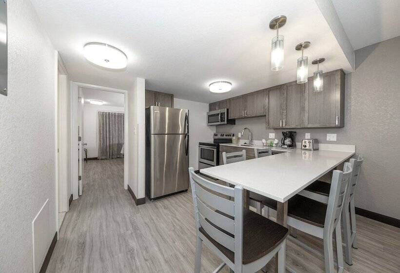 Люкс, Red Roof Inn Plus+ & Suites Naples Downtown 5th Ave S