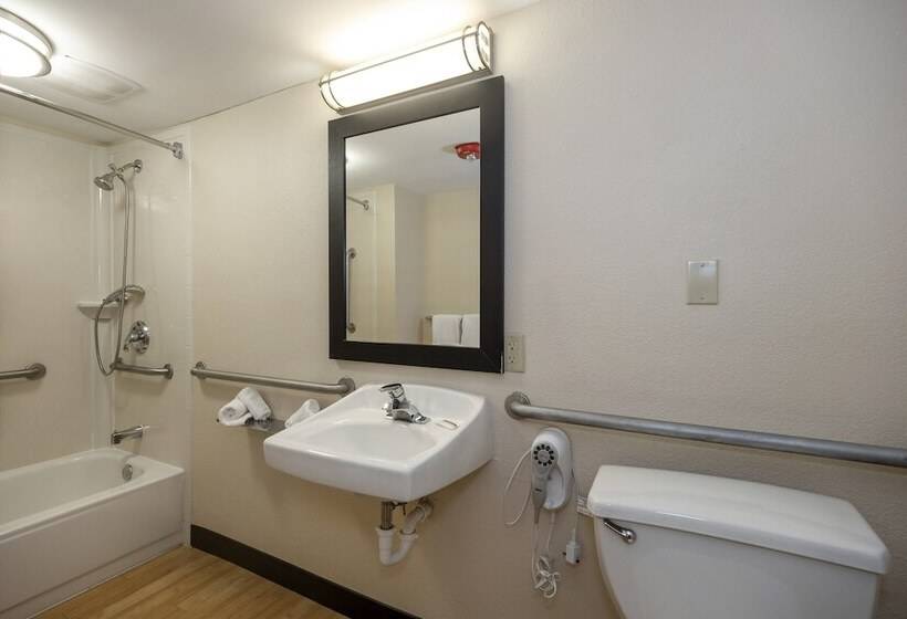Номер Премиум, Red Roof Inn Plus+ & Suites Naples Downtown 5th Ave S