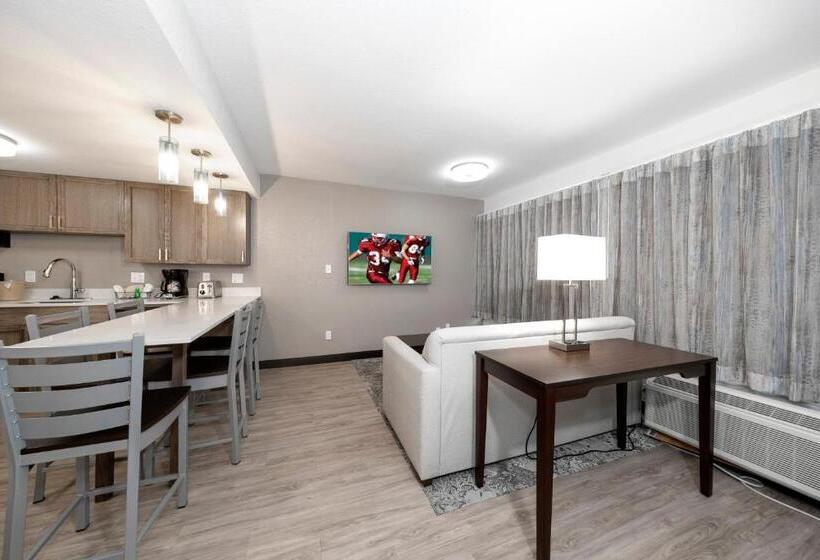 Люкс Кровать Кинг, Red Roof Inn Plus+ & Suites Naples Downtown 5th Ave S