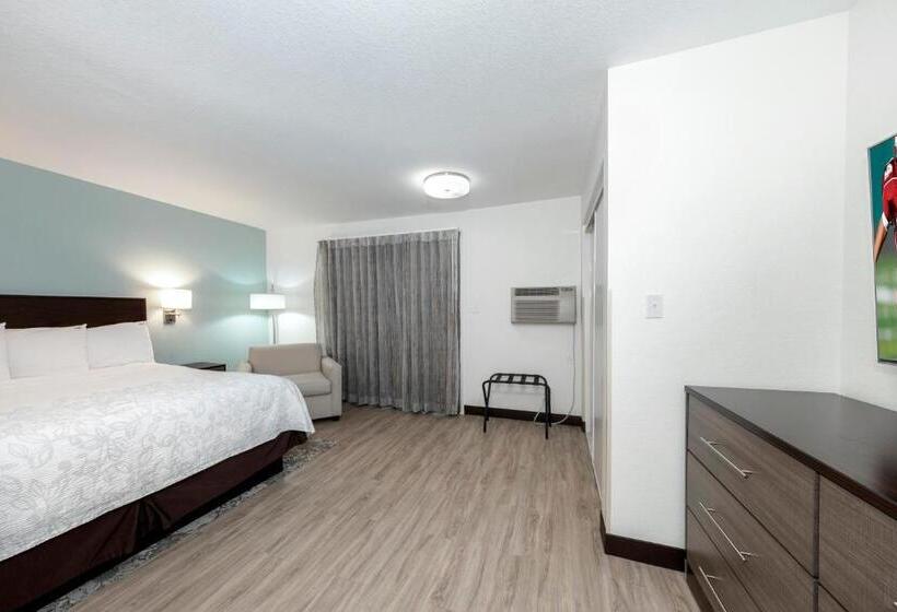 Люкс Кровать Кинг, Red Roof Inn Plus+ & Suites Naples Downtown 5th Ave S