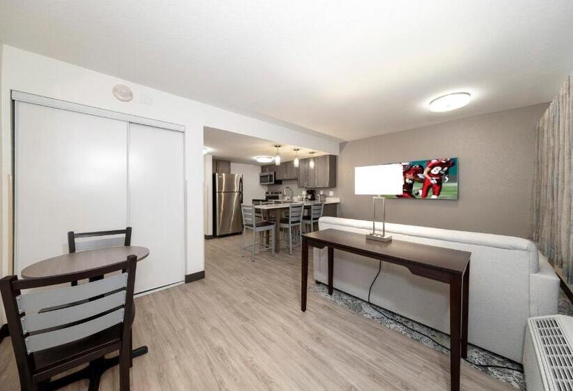 Люкс, Red Roof Inn Plus+ & Suites Naples Downtown 5th Ave S